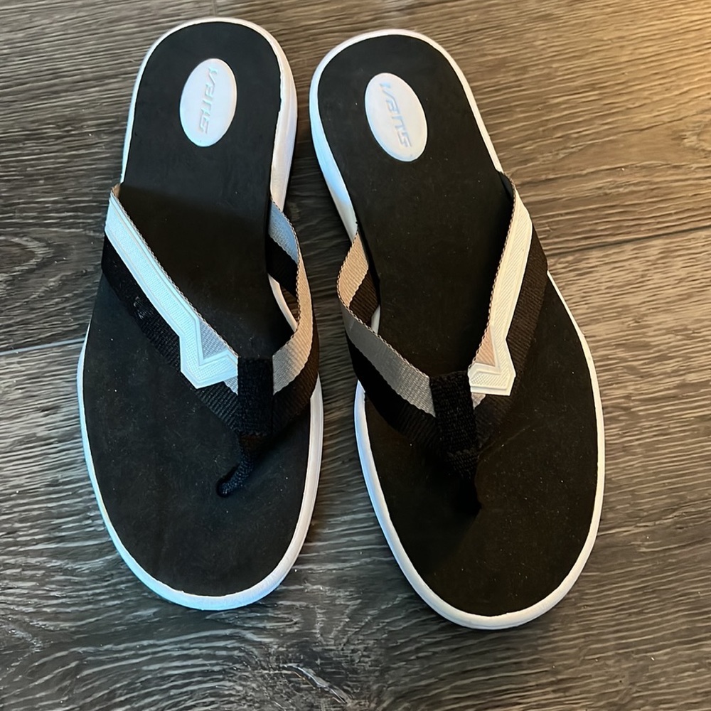 Brand new without tags vintage Vans flip flops.Never worn.